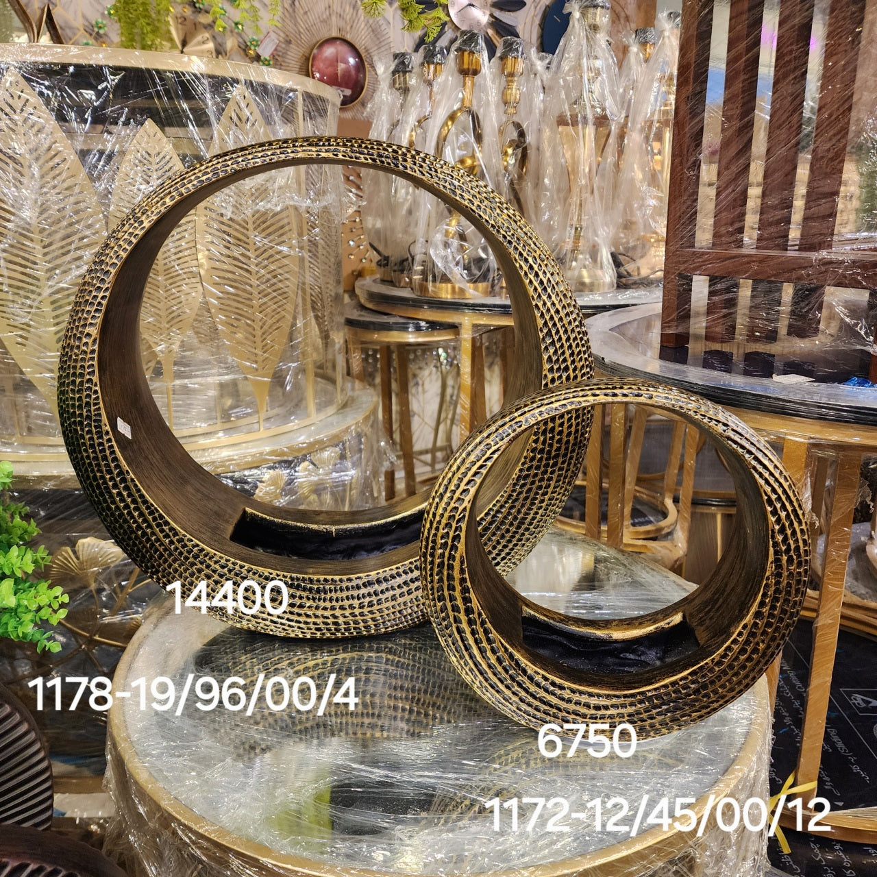 circular hollow vases