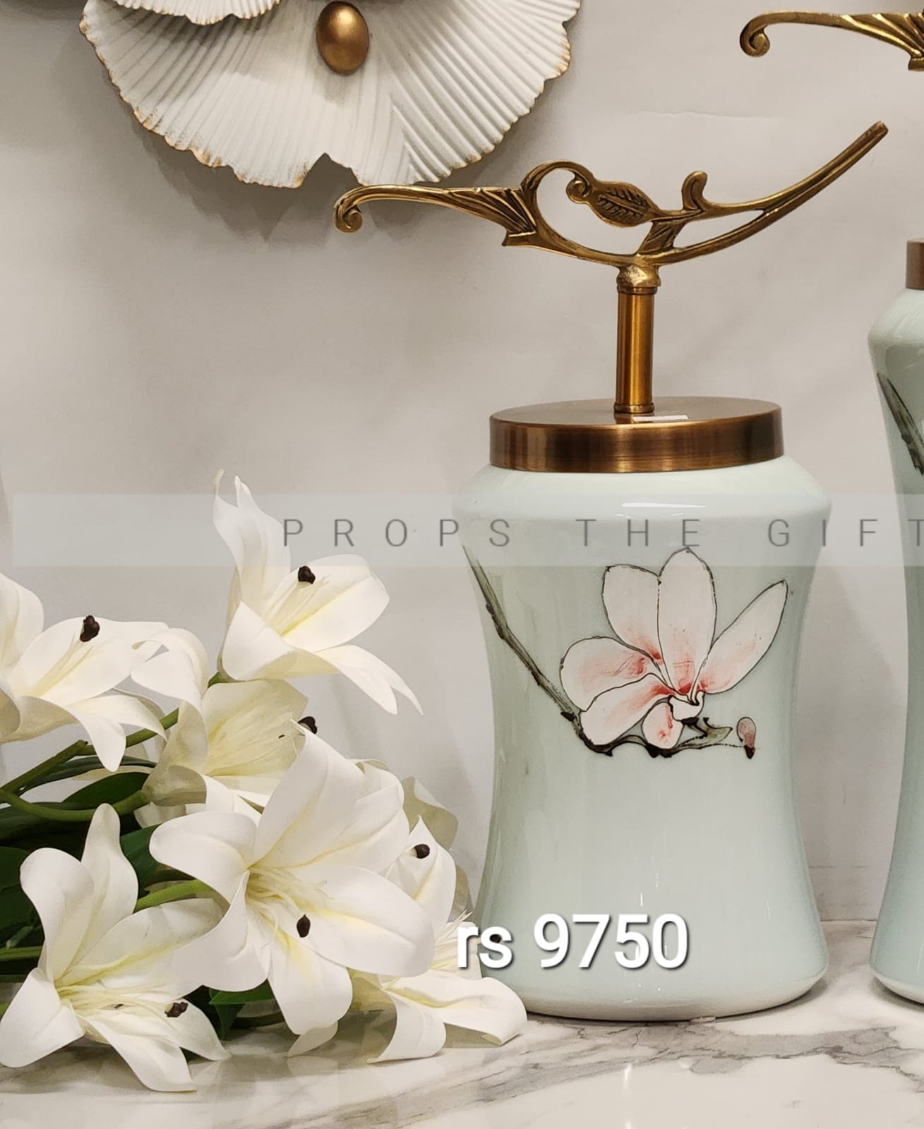 Chinoiserie-style Ceramic Urn