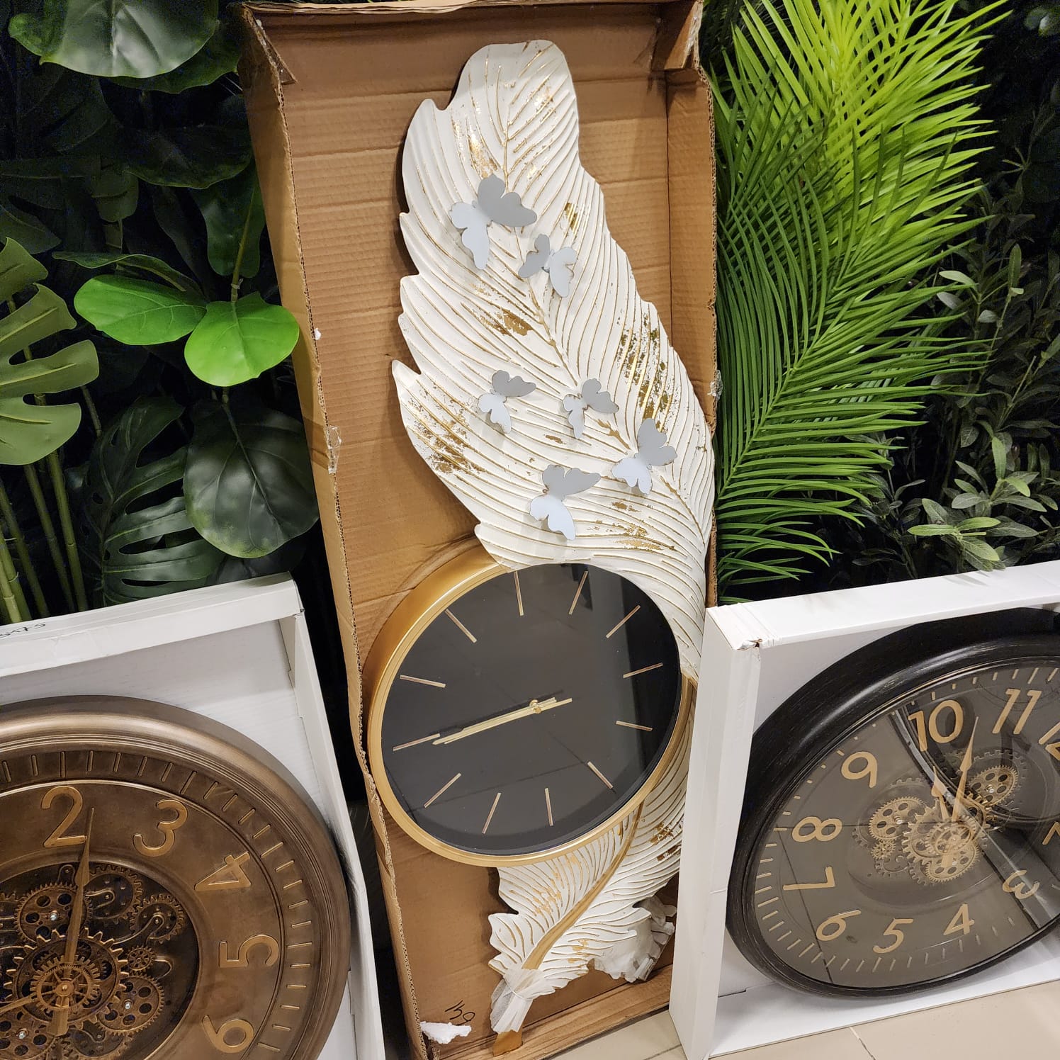 Creative Gold and White Feather Art Clock